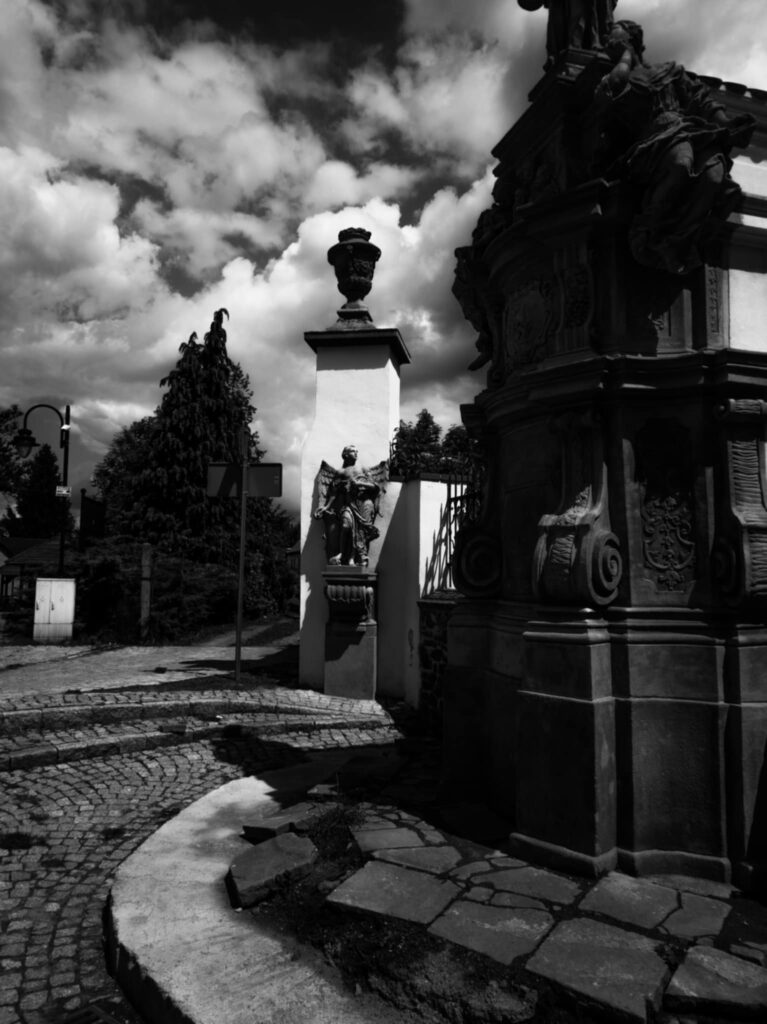 Henryków, aniół, zdjęcie biało-czarne